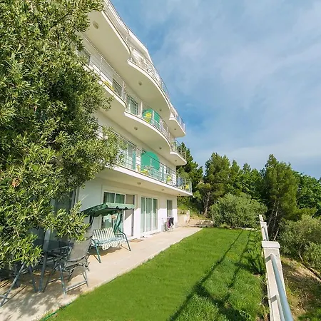Issea Apartament *