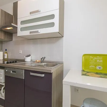 Issea Apartament *