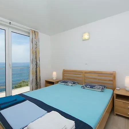 Issea Apartament *