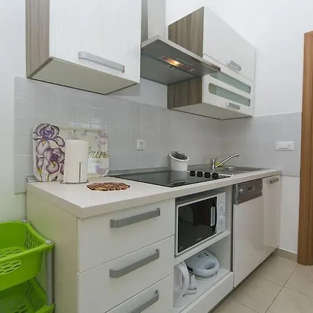 Issea Apartament *
