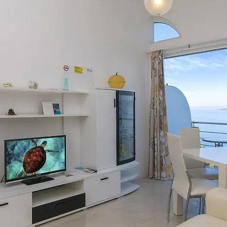 Issea Apartament *