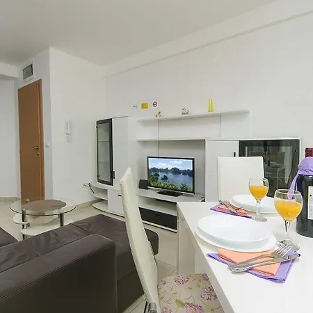 Issea Apartament *
