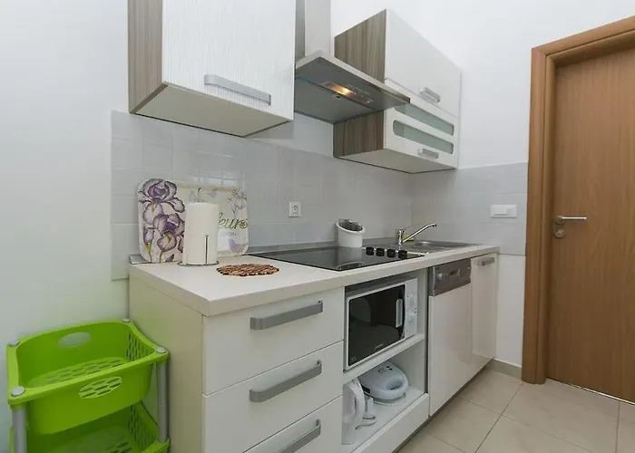 Issea Apartament *